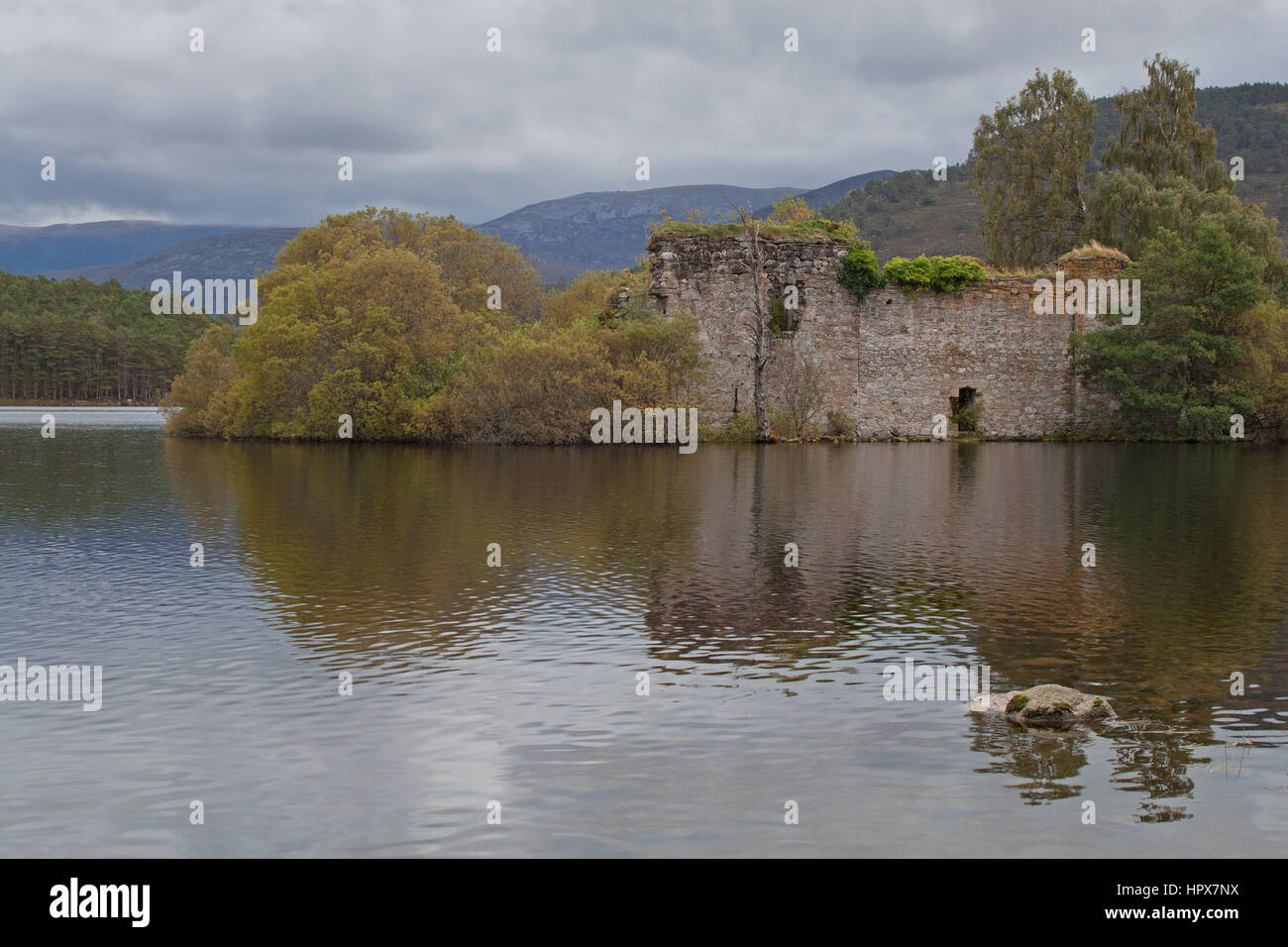 Le rovine del castello sul Loch un Eilein nelle Highlands della Scozia. Foto Stock