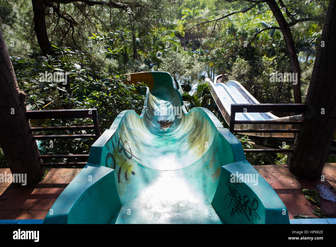Abbandonato il parco acquatico in tinta, Vietnam Foto Stock