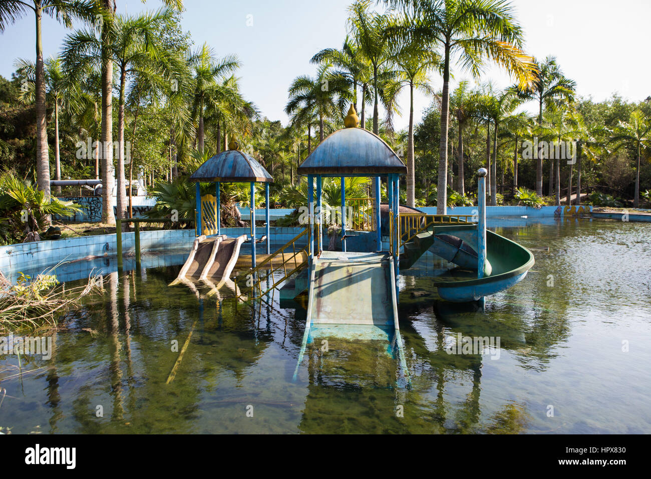Abbandonato il parco acquatico in tinta, Vietnam Foto Stock