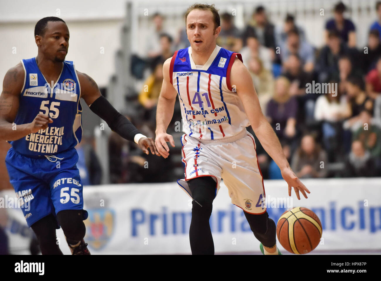 10 febbraio 2016: Jamar Anthony Diggs #55 di CS Energia Targu Jiu e Marko Marinovic #41 di Steaua CSM EximBank Bucarest in azione durante il LNBM - Uomini National Basketball League Romania gioco tra Steaua CSM EximBank Bucarest (ROU) vs CS Energia Targu Jiu (ROU) presso la Sala Regimentului de Garda 'Mihai Viteazul' a Bucarest in Romania ROU. Foto: Cronos/Catalin Soare Foto Stock