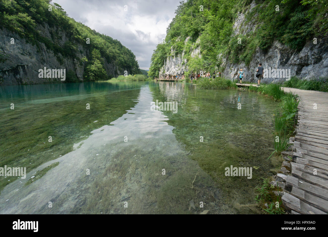 I turisti a piedi lungo le passerelle di legno in una Europa più popolari parchi nazionali, il Parco Nazionale dei Laghi di Plitvice in Croazia. Foto Stock