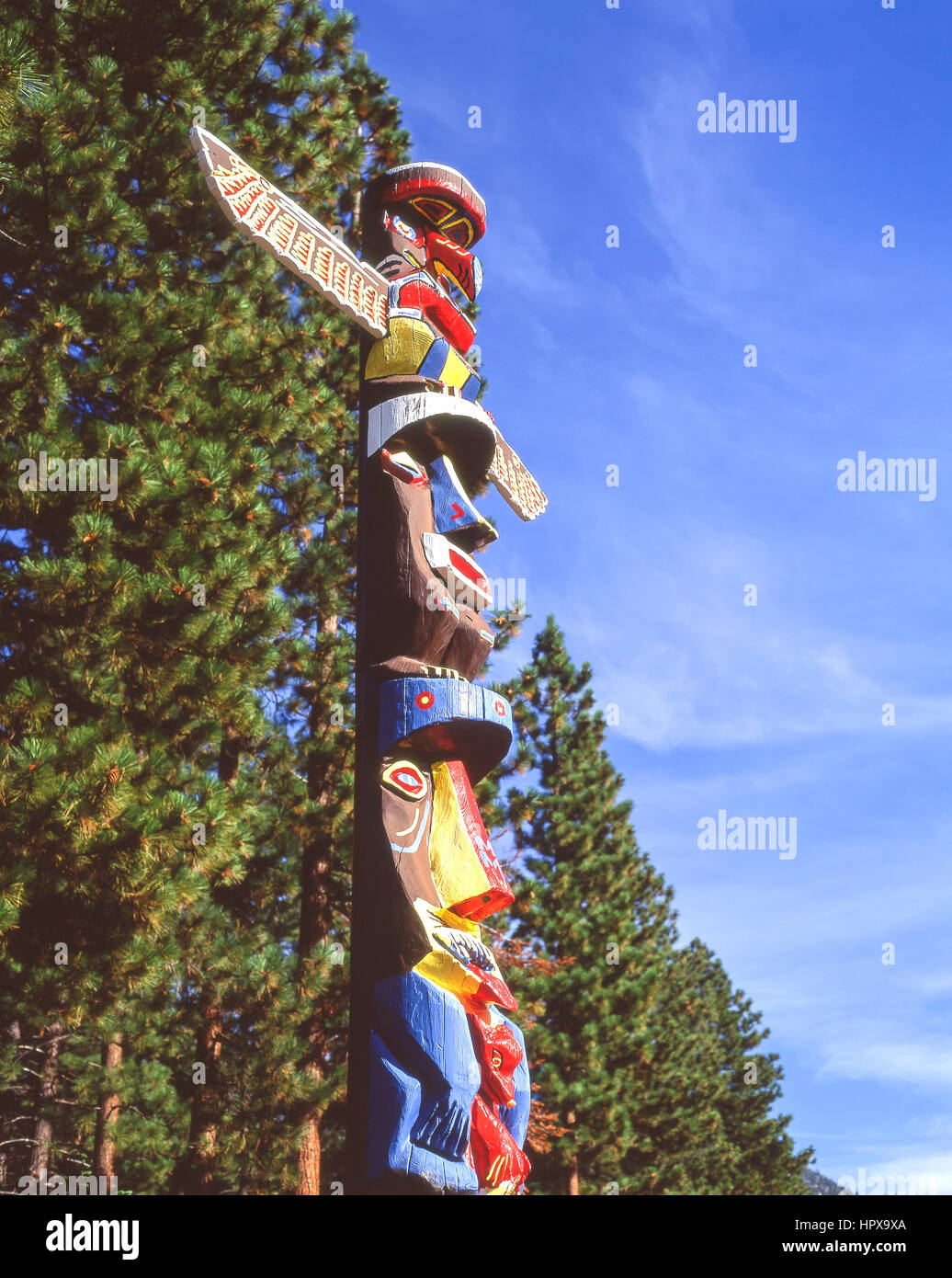 Native American totem sulla riva del lago Tahoe, Sierra Nevada, in California, Stati Uniti d'America Foto Stock