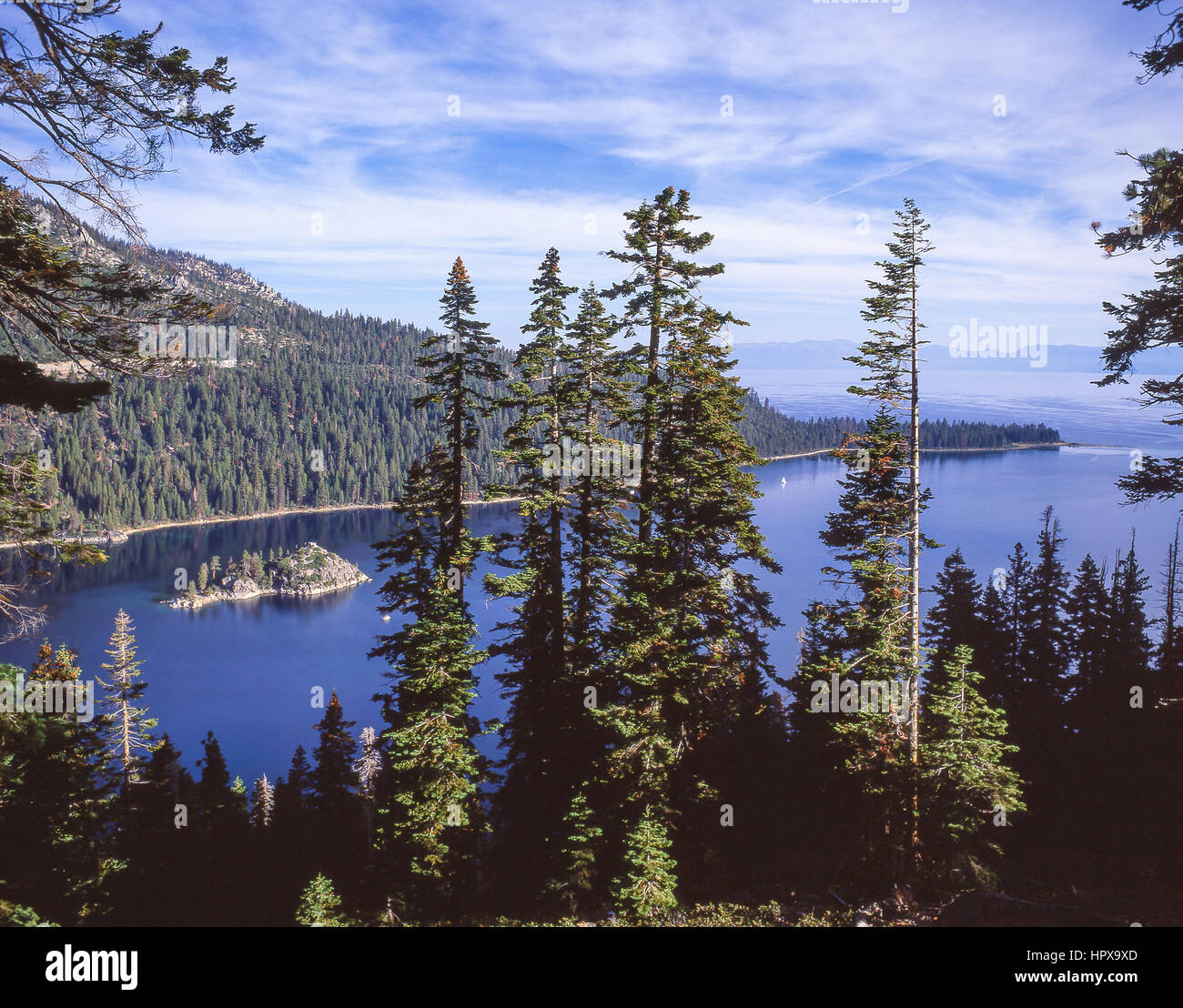 Emerald Bay mostra Fannette Island, il lago Tahoe, Sierra Nevada, Nevada, Stati Uniti d'America Foto Stock