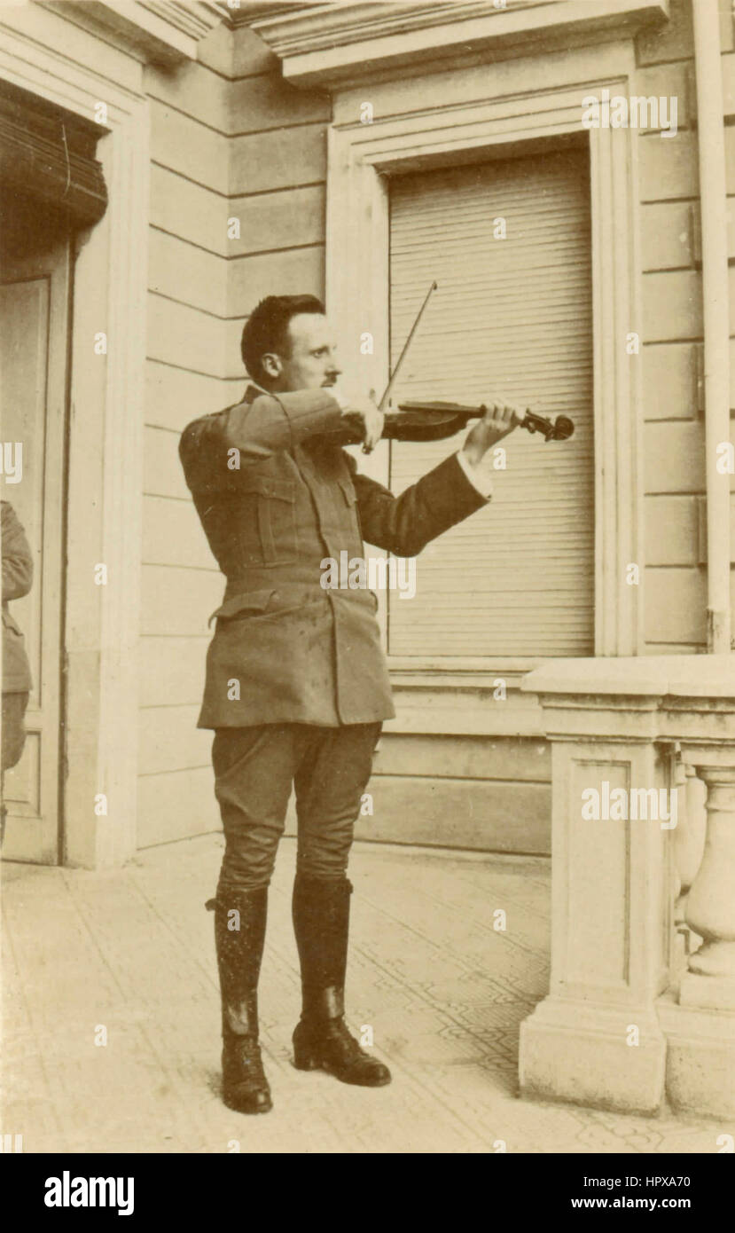 Un italiano Royal Army officer suona il violino Foto Stock