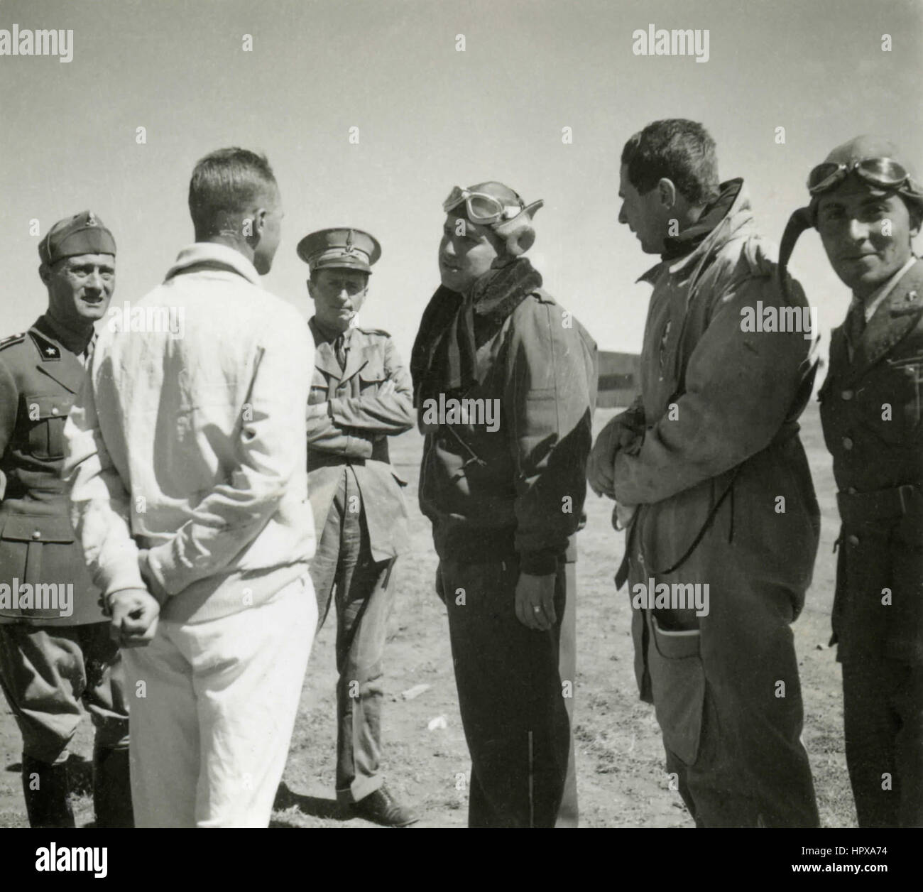 Aviatore italiano Bruno Mussolini con altri piloti, Asmara airfield, Eritrea Foto Stock