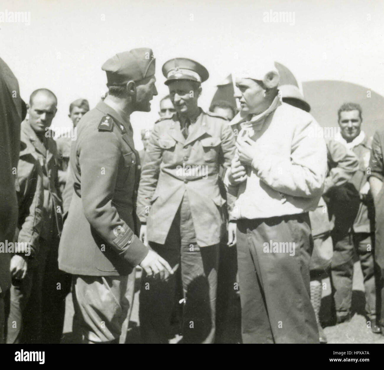 Aviatore italiano Vittorio Mussolini con altri piloti, Asmara airfield, Eritrea Foto Stock