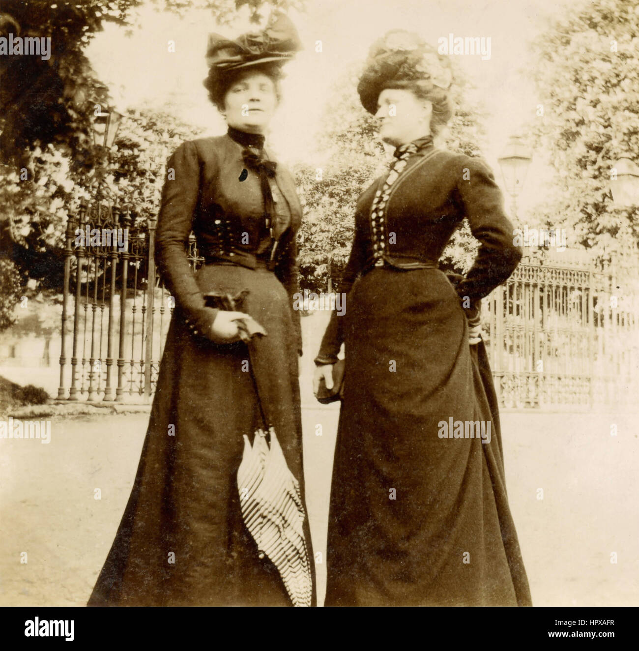 Due donne vestite di nero con cappelli, Italia Foto Stock