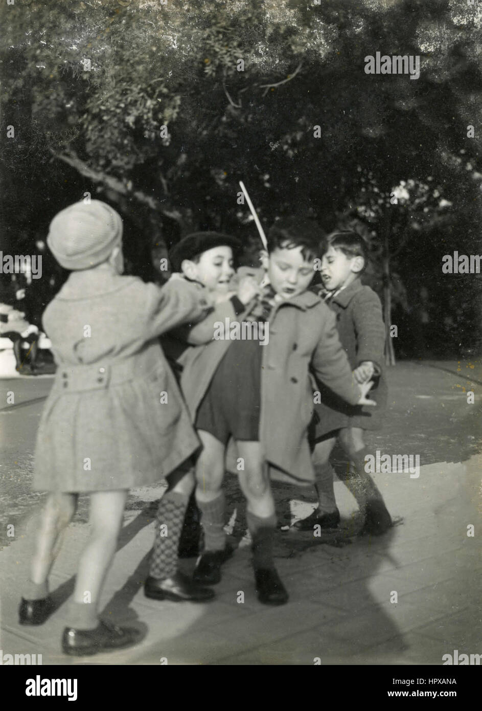 Bambini che giocano in strada, Italia Foto Stock