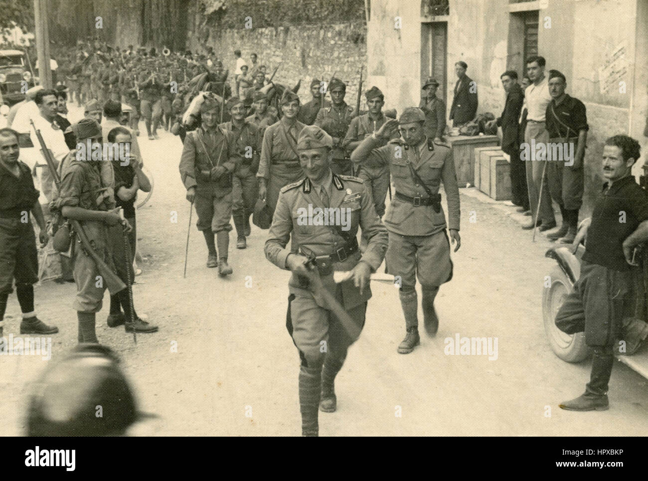 Italiano di truppe militari passando attraverso un villaggio, Italia Foto Stock