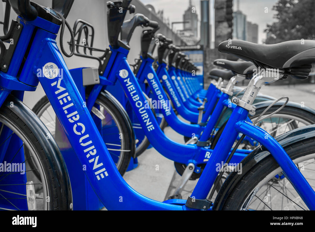 Melbourne, Australia - 27 dicembre 2016: Bici Condividi stazione situata a Queensbridge Square in CBD. Le persone possono noleggiare le biciclette ed esplorare la città. Sele Foto Stock