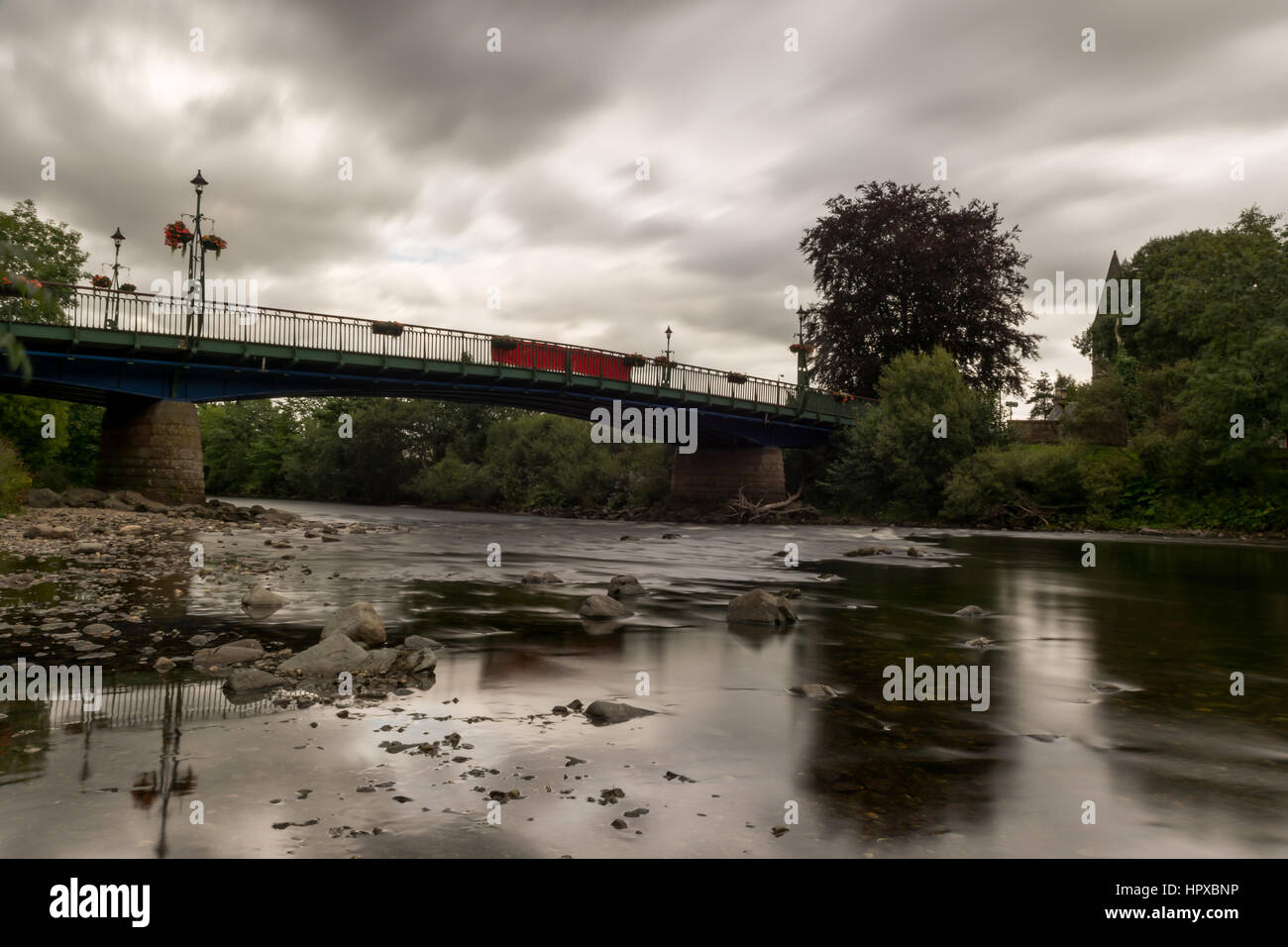 Lunga esposizione acqua a ponte Foto Stock