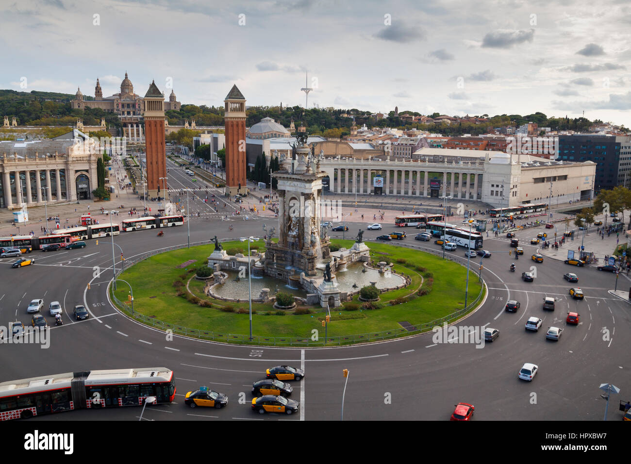 Vista del centro della città di Barcellona, nella famosa Plaça Espanya con alla montagna di Montjuic in background Foto Stock