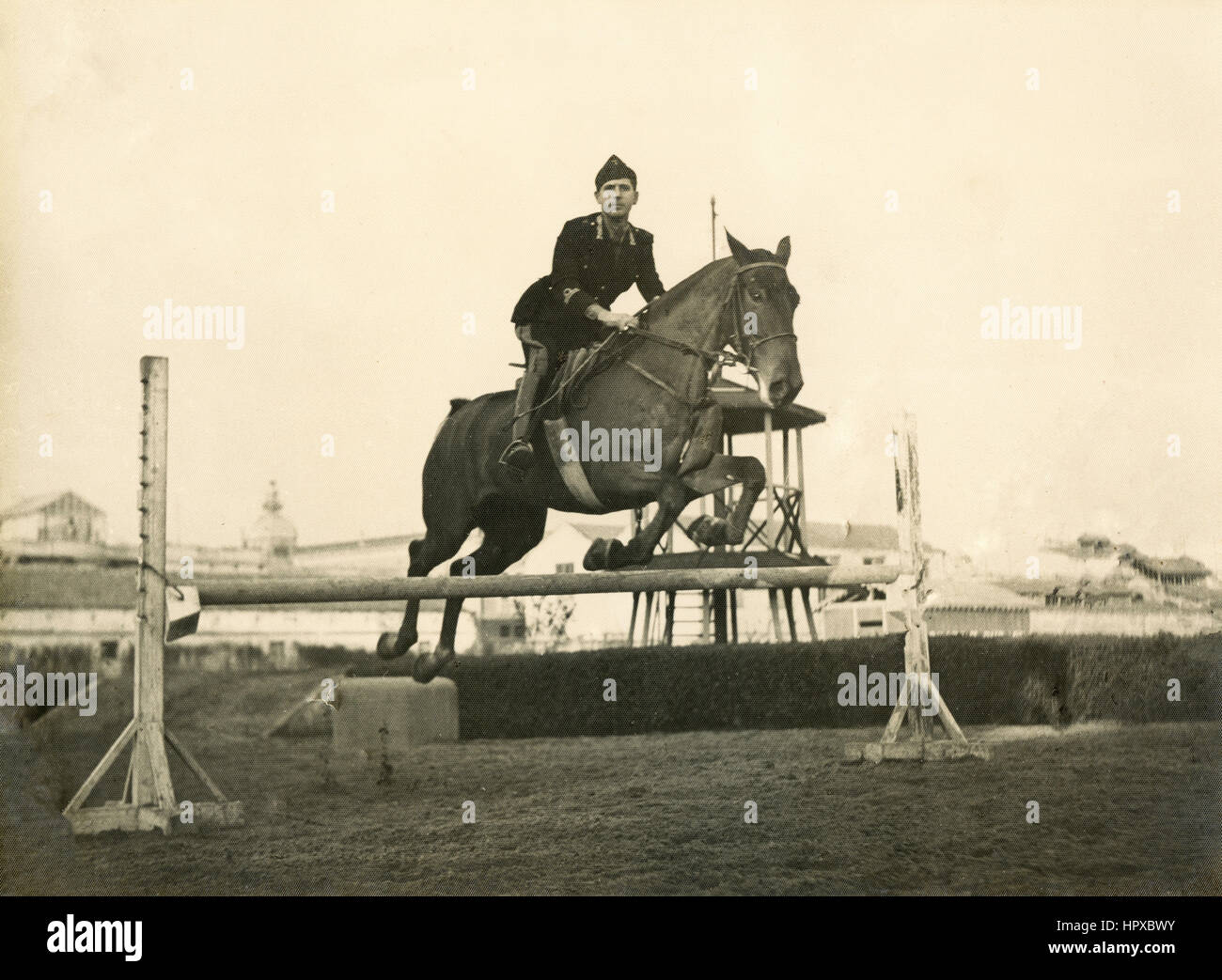 Un italiano ufficiale di cavalleria horsejumping Foto Stock