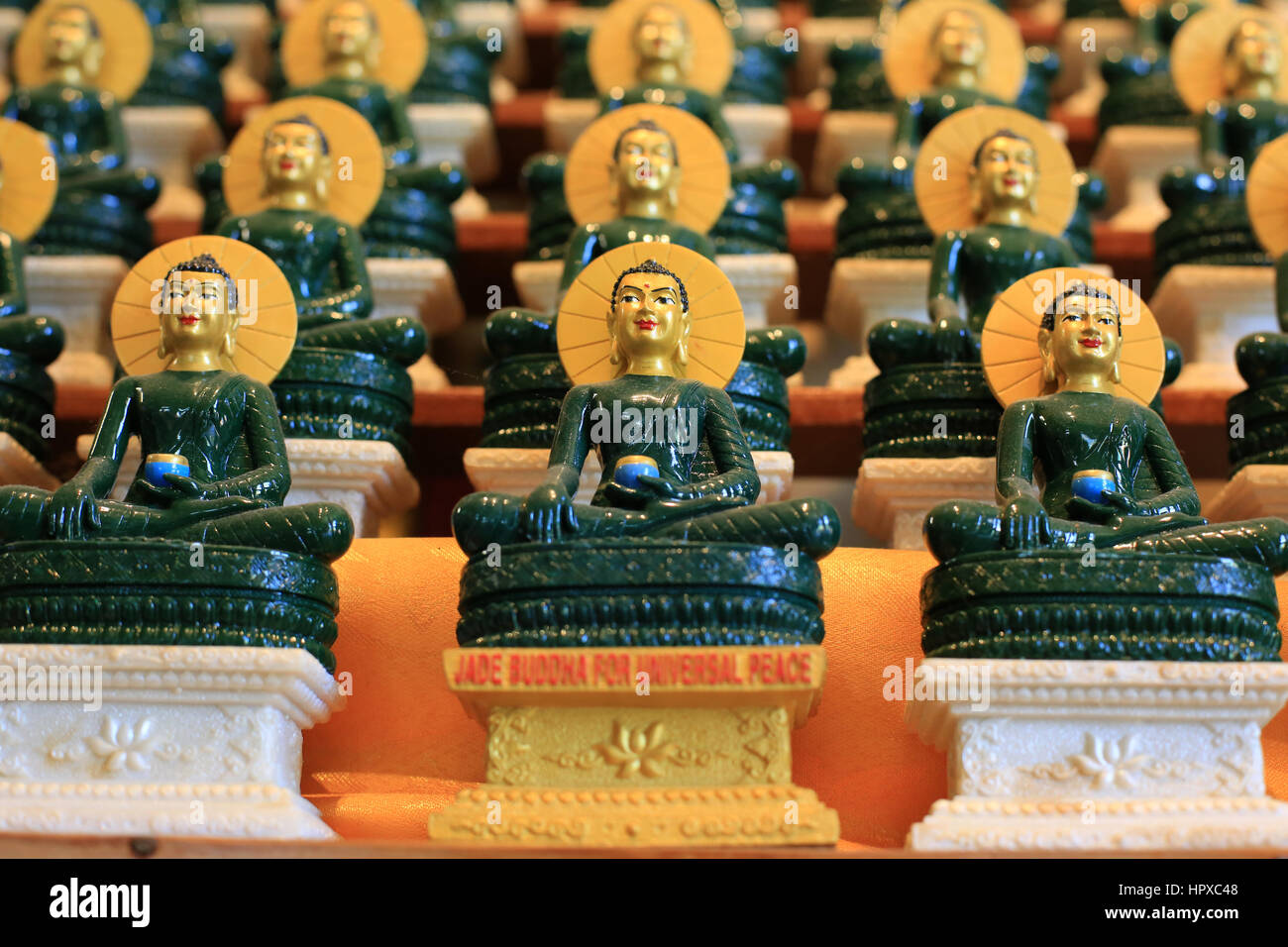 Allineamento delle statuette di Buddha. Allineamento de statuette de Bouddha. Foto Stock