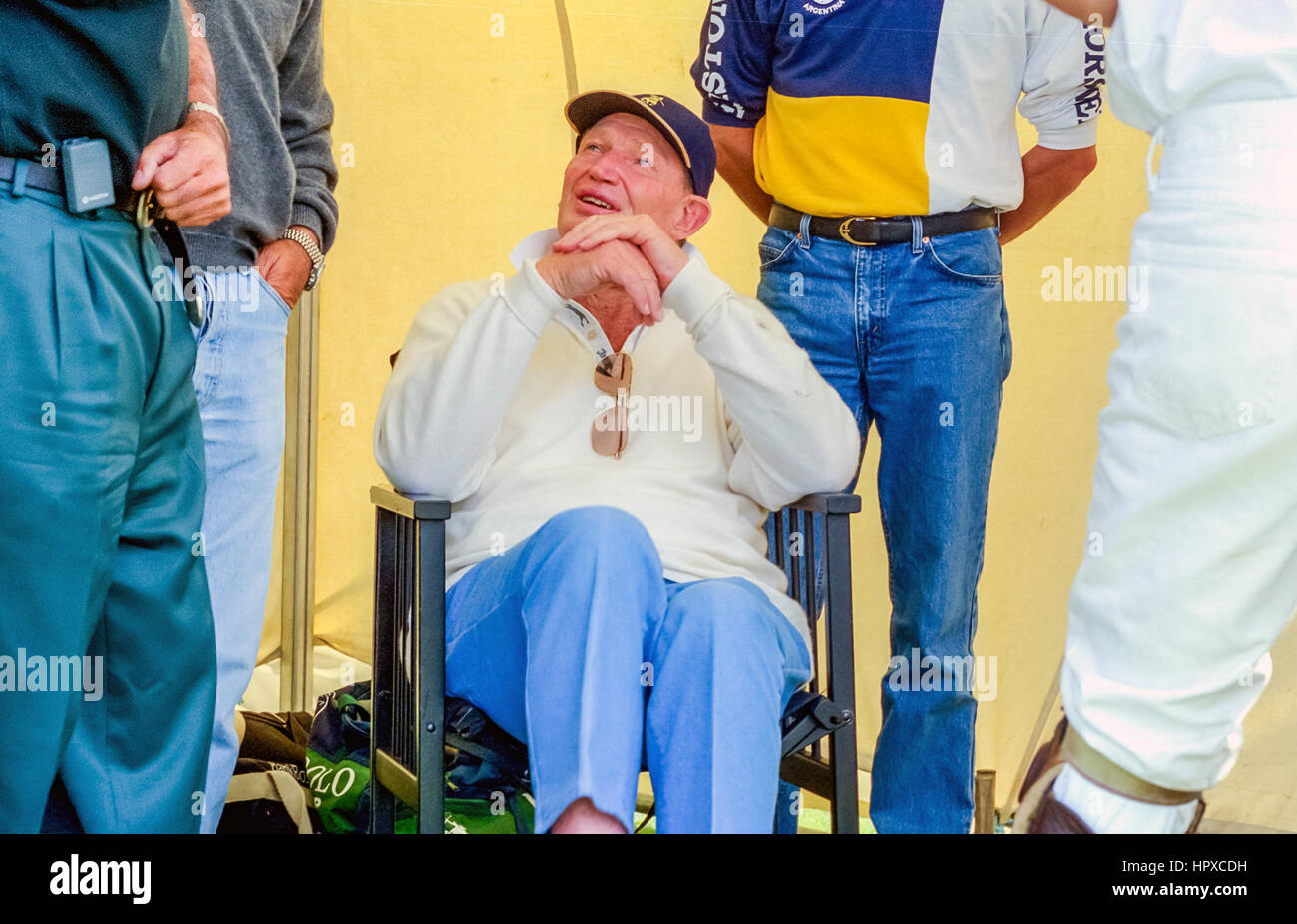 Un Kerry Imballatore sponsorizzato il polo del torneo al Cowdray Park, Easebourne, vicino a Midhurst in West Sussex: Kerry Imballatore nella sua tenda a guardare la partita. Foto Stock