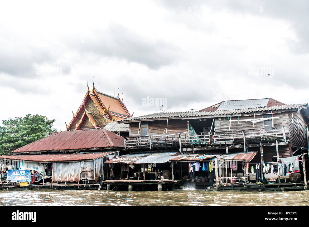 Bangkok Thailandia 03.10.2015 Klong alloggiamento della povera gente fiume Chao Phraya Bangkok Foto Stock