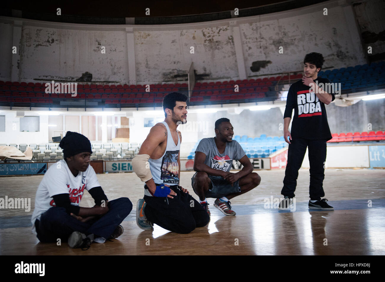 Libia Tripoli: Breakdancers sono la pratica in una inutilizzata baskeball hall. Foto Stock