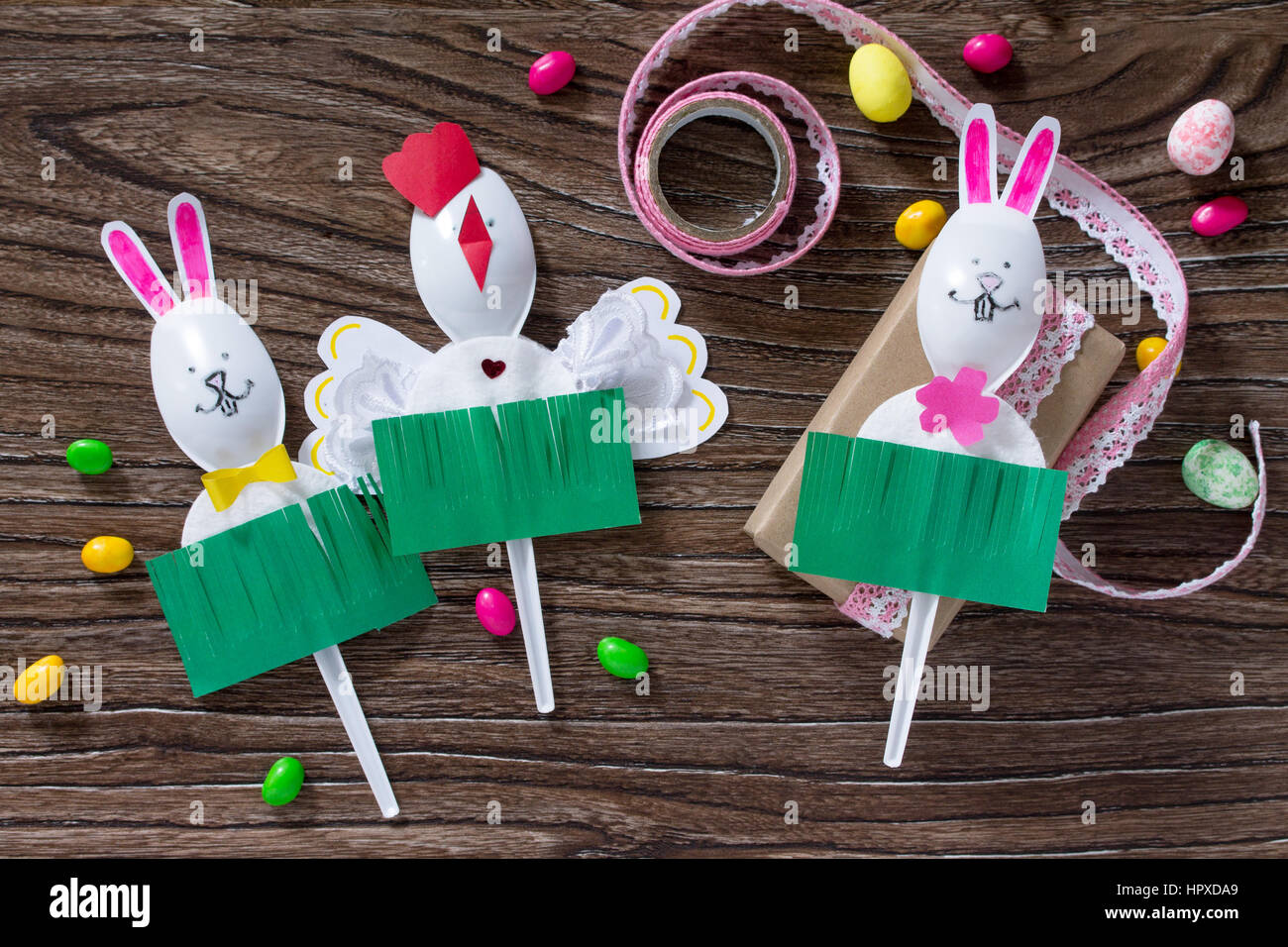 Creare un regalo di Pasqua Baby toy del Gallo e il coniglietto di Pasqua.  Fatti a mano. Per i bambini il Progetto Arte, ricamo, artigianato per  bambini Foto stock - Alamy