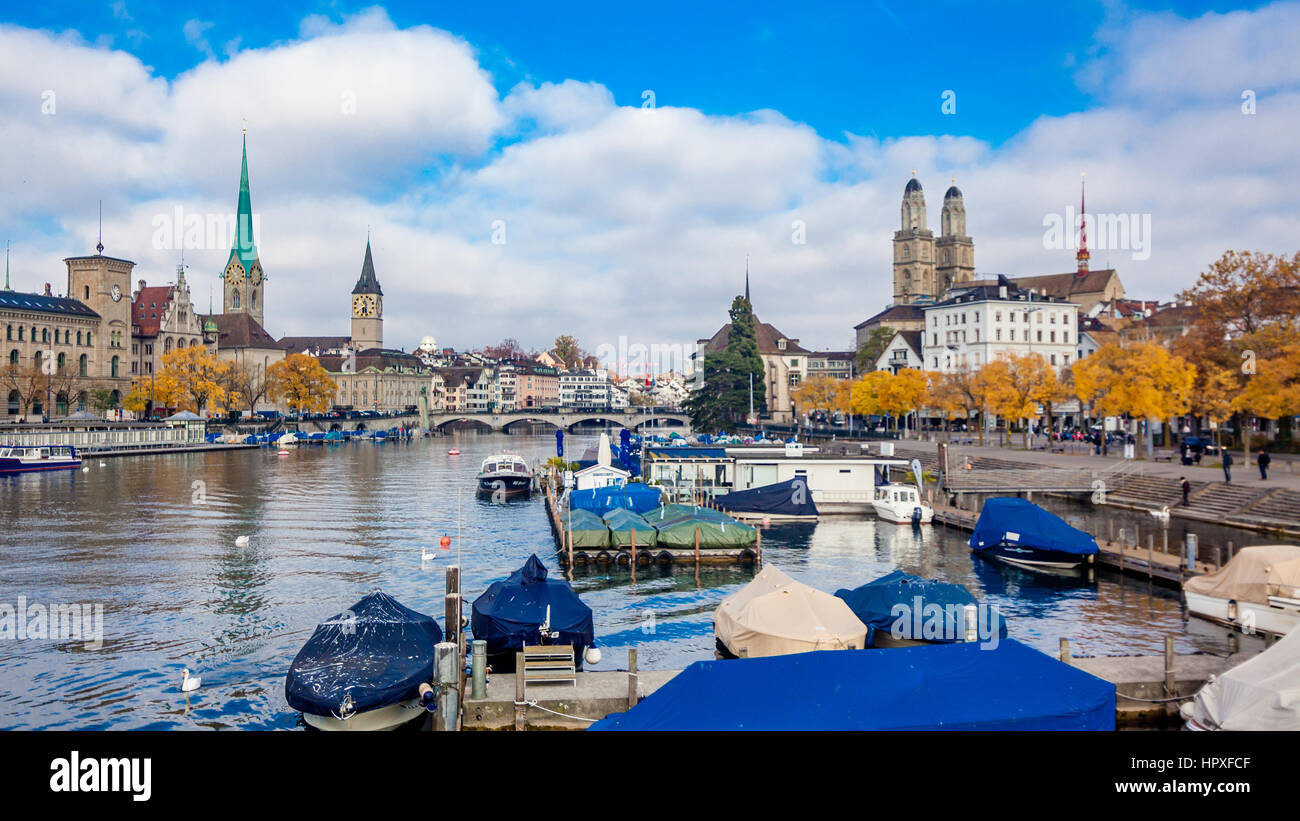 La Svizzera. Panorama di Zurigo con il lago con barche in primo piano Foto Stock