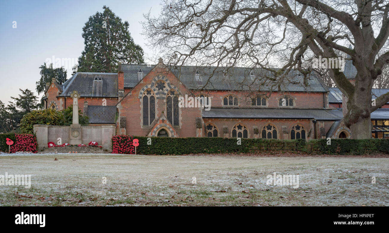 Chiesa di Santa Maria e Hartley Wintney commons in inverno Foto Stock