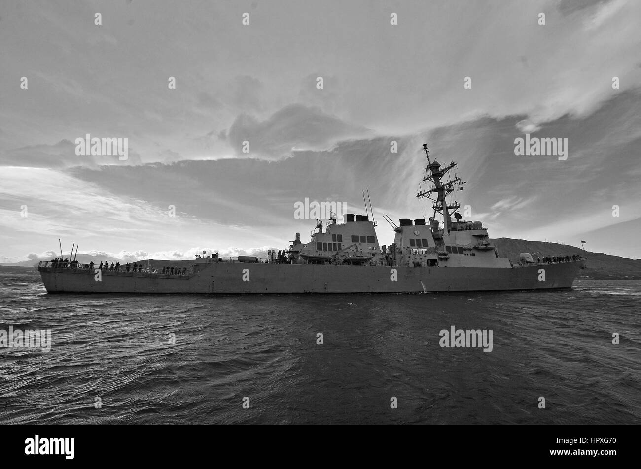 Visite-missile destroyer USS Laboon (DDG 58) si diparte la Marathi NATO pier facility in Grecia a seguito di una visita porta a sostegno dell'operazione di sicurezza sforzi, Souda Bay, Grecia, 2012. Immagine cortesia Paolo Farley//US Navy. Foto Stock