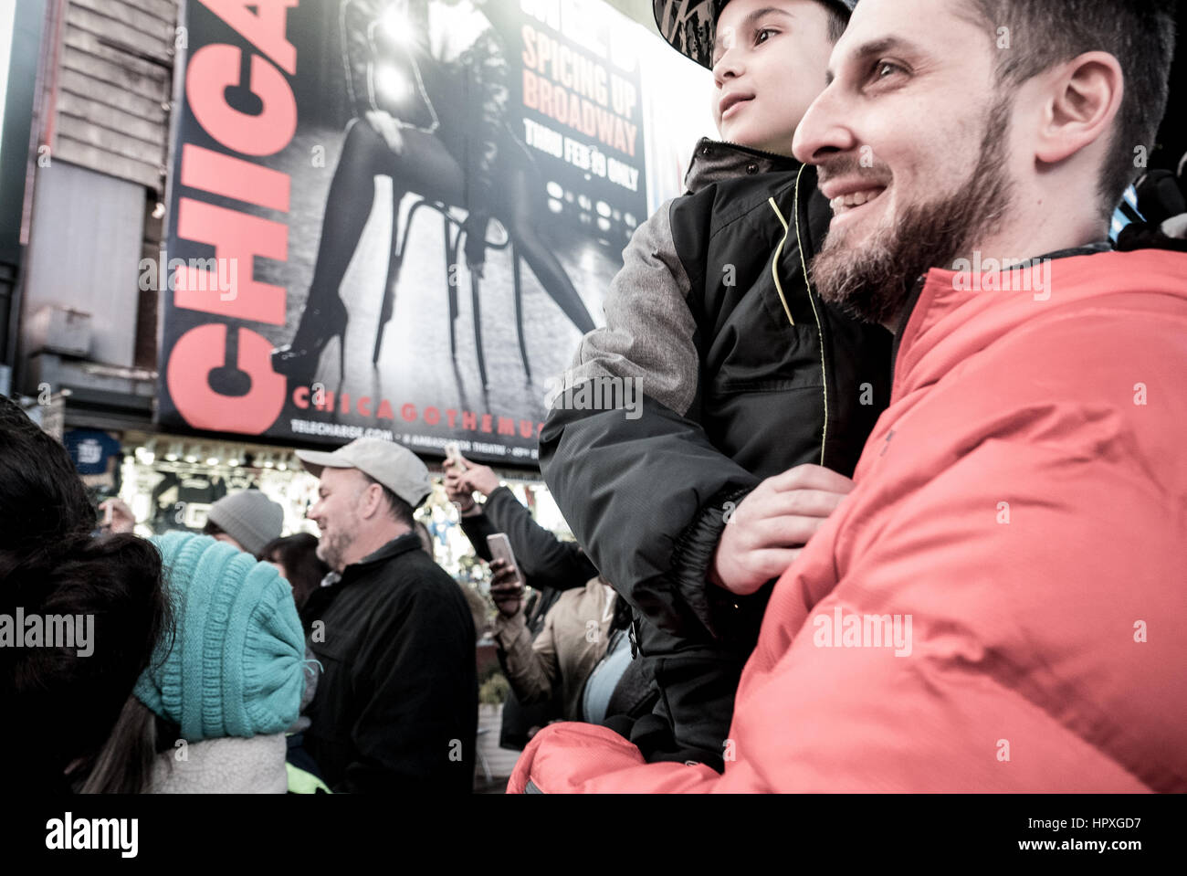Padre e figlio prendendo in luoghi in Times Square NYC Foto Stock