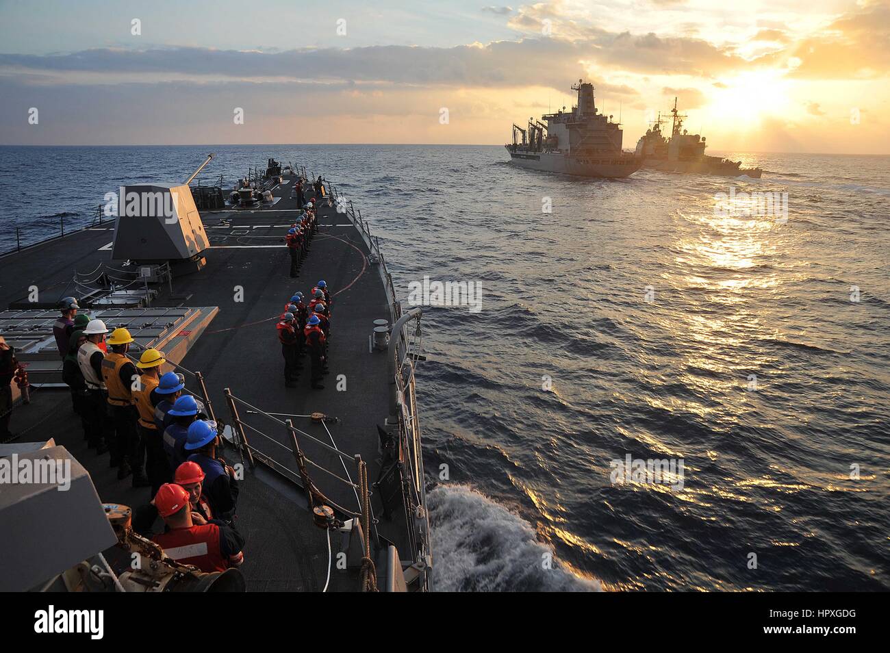 I marinai in stand by il Arleigh Burke-class guidato-missile destroyer USS McCampbell come un rifornimento di approcci oliatore, 10 novembre 2012. Immagine cortesia Declan Barnes/US Navy. Foto Stock