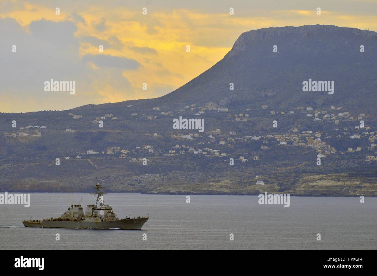 Il guidato-missile destroyer USS Cole si avvicina a Souda Bay, la Grecia per una visita di porta, 16 novembre 2012. Immagine cortesia Paolo Farley/US Navy. Foto Stock