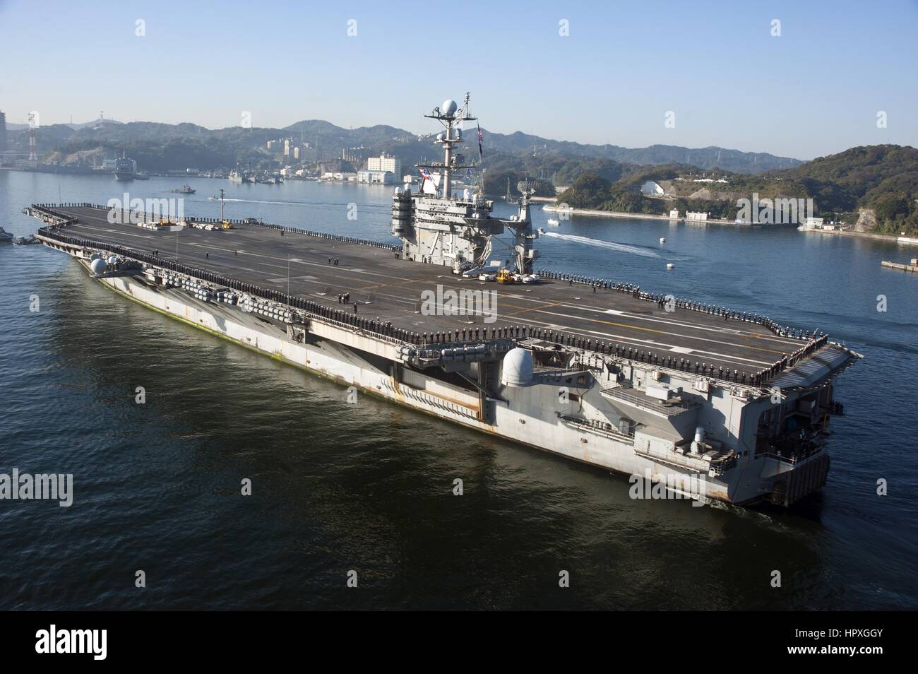 La portaerei USS George Washington transita per la Baia di Tokyo per la sua posizione di funzionamento di Yokosuka, Giappone, dopo aver completato la sua pattuglia 2012, Oceano Pacifico, 20 novembre 2012. Immagine cortesia mi helle N. Rasmusson/US Navy. Foto Stock