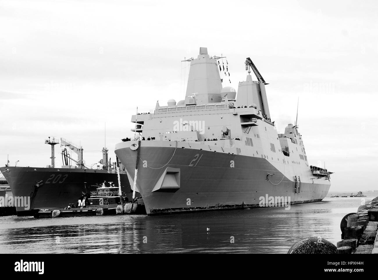 USS New York arriva alla stazione navale di Norfolk dopo una distribuzione per gli Stati Uniti la quinta e la sesta flotta aree di responsabilità, Norfolk, Virginia, Dicembre 20, 2012. Immagine cortesia US Navy specialista di comunicazione 1a classe Lolita Lewis. Foto Stock