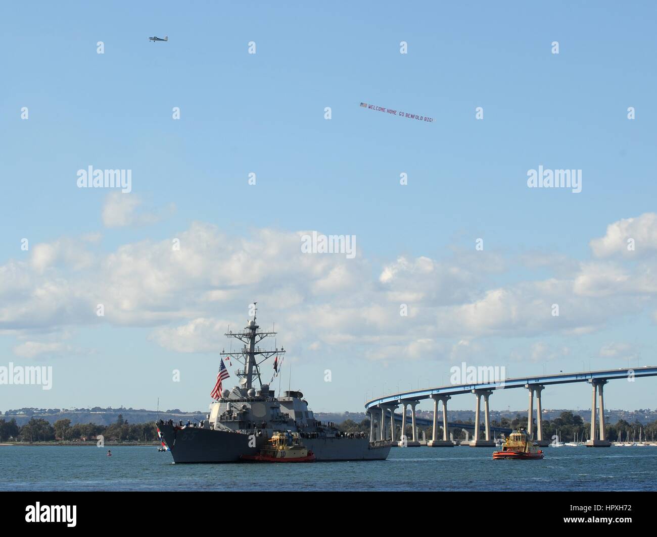 Il Arleight Burke-class guidato-missile destroyer USS Benfold ritorna alla stazione navale di San Diego, California, 11 gennaio 2013. Immagine cortesia US Navy la comunicazione di massa specialista in seconda classe Timoteo un nocciolo. Foto Stock
