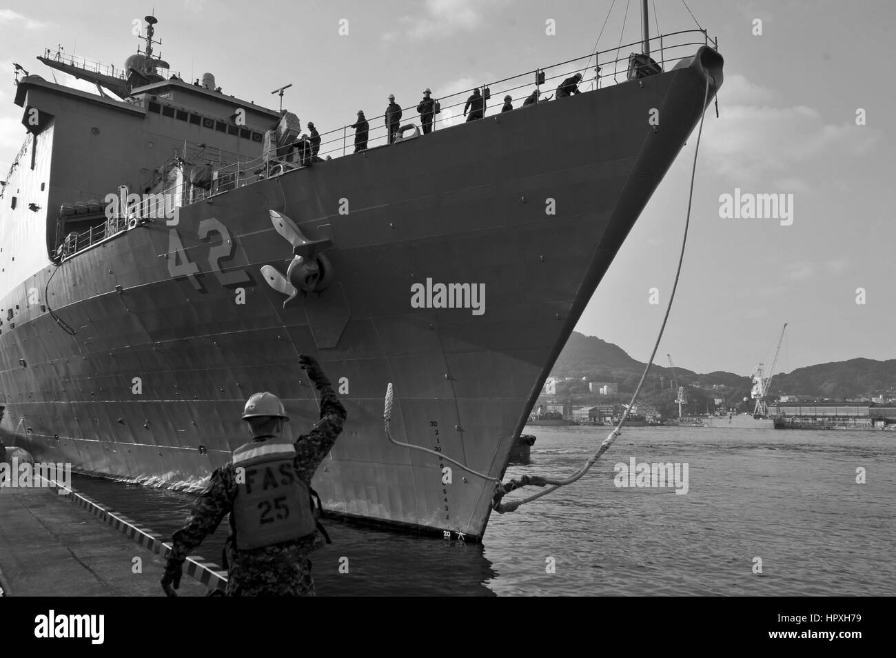 USS Germantown si diparte Sasebo, Giappone per una distribuzione programmata, Sasebo, Giappone, 15 gennaio 2013. Immagine cortesia US Navy specialista di comunicazione 2a classe Adam Bennett m. Foto Stock