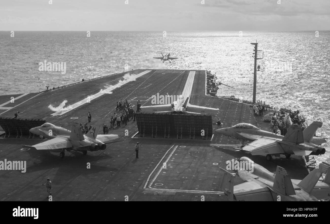 Un'F/A-18 Hornet lancia dal ponte di volo della portaerei USS Harry S Truman, il quale è in corso il composito conduttore unità di addestramento esercizio in preparazione per la sua imminente implementazione, Gennaio 15, 2013. Immagine cortesia US Navy la comunicazione di massa Specialist Seaman Christopher un Morrison. Foto Stock