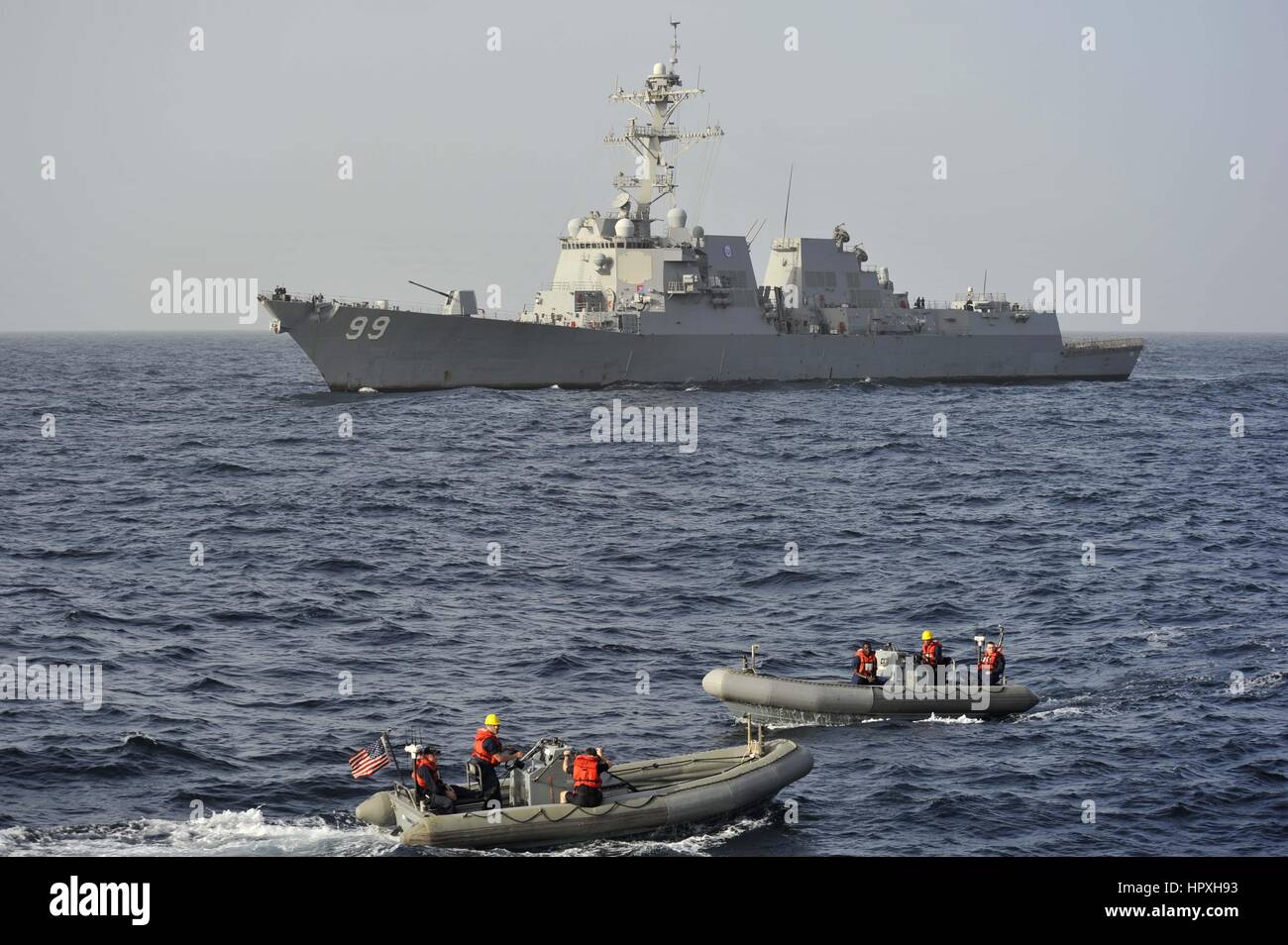 I marinai dal guidato-missile destroyer USS Jason Dunham manovra nella rigida-hull imbarcazioni gonfiabili vicino al guidato-missile destroyer USS Farragut (DDG 99) durante una vista Scheda, ricerca e sequestro esercizio, Gennaio 16, 2013. Immagine cortesia US Navy la comunicazione di massa specialista in seconda classe Deven B Re. Foto Stock
