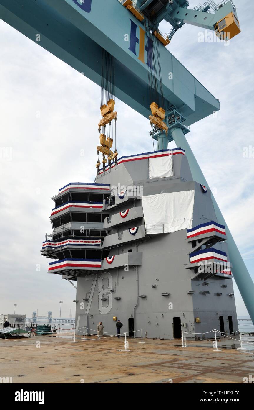 Un'isola per la Nuclear powered portaerei USS Gerald Ford messo sul ponte durante un'isola sbarco cerimonia presso Huntington Ingalls Industries-Newport News la costruzione navale, Gennaio 26, 2013. Immagine cortesia Natanaele Miller/US Navy. Foto Stock