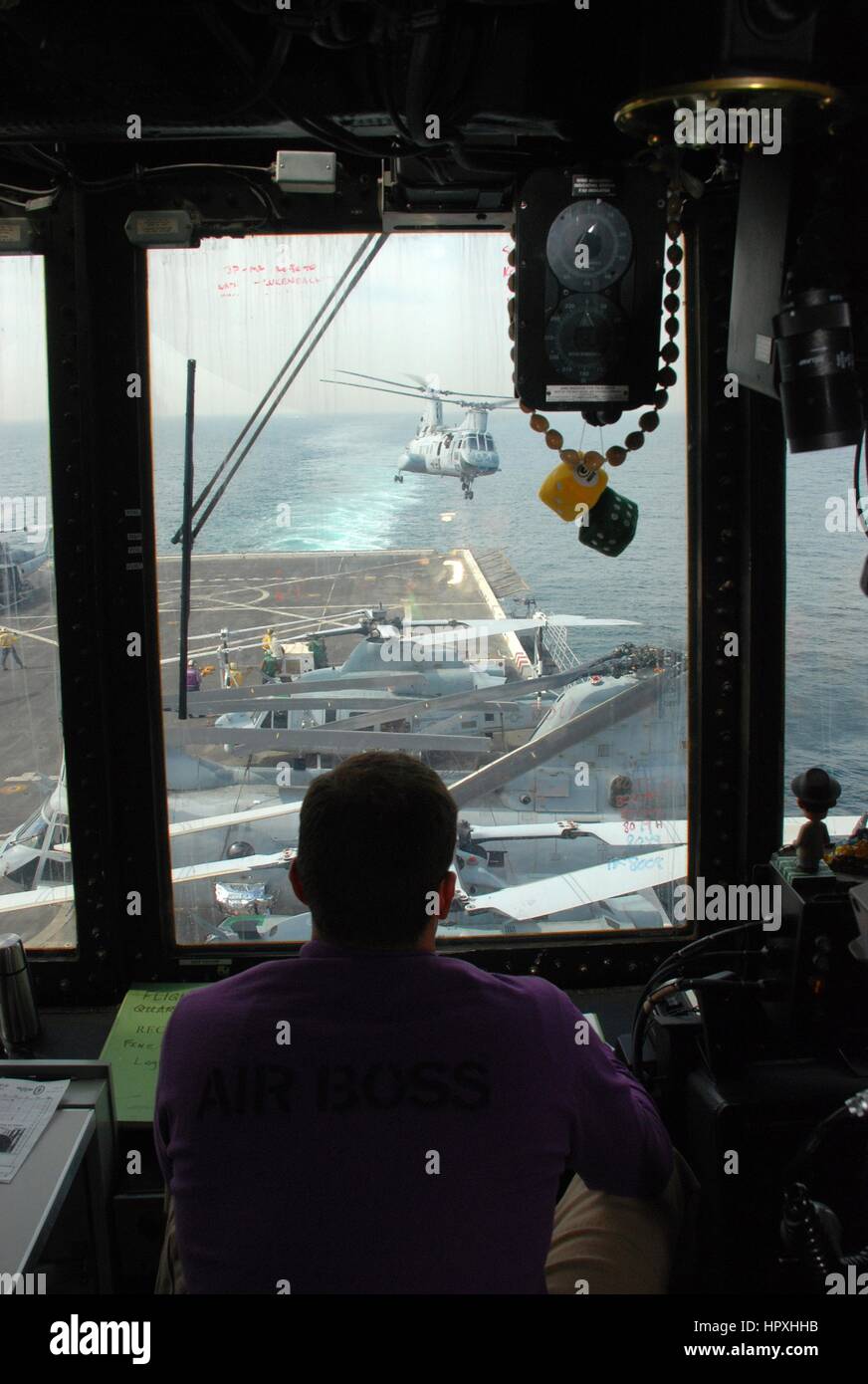 Il tenente Michael Landin supervisiona il decollo di un elicottero dal volo di deck control a bordo della USS Green Bay, 29 gennaio 2013. Immagine cortesia Elizabeth Merriam/US Navy. Foto Stock