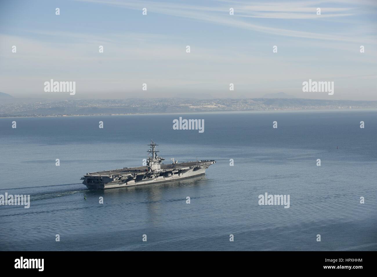 La portaerei USS Carl Vinson prende il via dalla Naval Air Station North Island per condurre le prove in mare, oceano pacifico, febbraio 2013. Immagine cortesia di Lowell Whitman/US Navy. Foto Stock