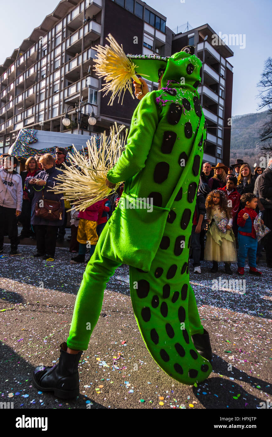 Coccodrillo in costume sfilata di carnevale Foto Stock