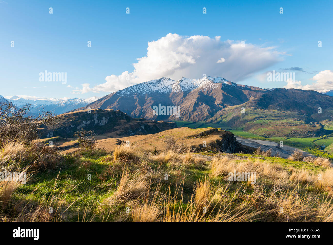Vista sulle montagne con la neve, il lago Wanaka, picco roccioso, Glendhu Bay, Otago Southland, Nuova Zelanda Foto Stock