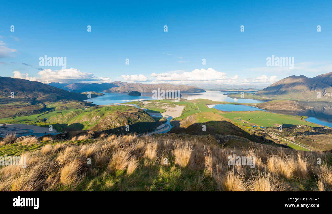 Vista sul lago Wanaka e montagne, picco roccioso, Glendhu Bay, Otago Southland, Nuova Zelanda Foto Stock