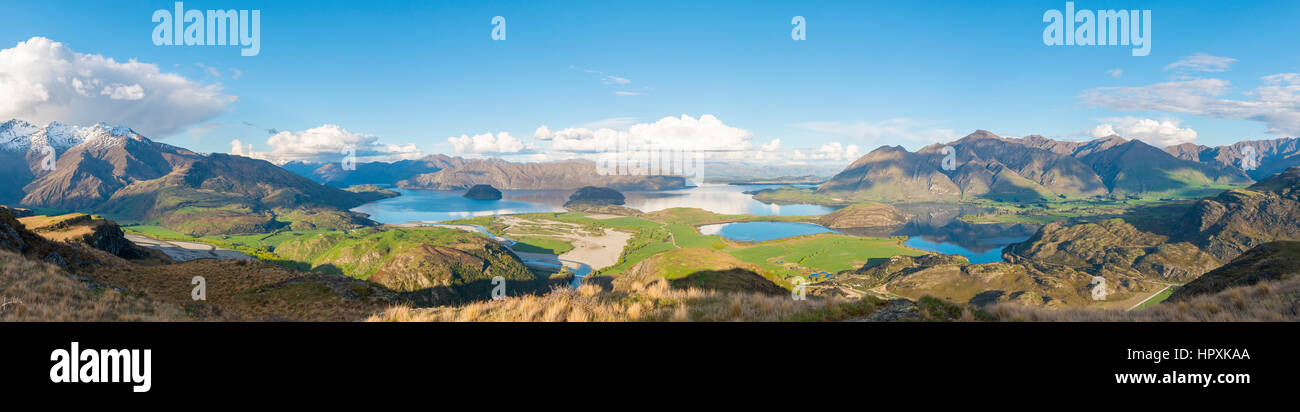Vista sul lago Wanaka e montagne, picco roccioso, Glendhu Bay, Otago Southland, Nuova Zelanda Foto Stock