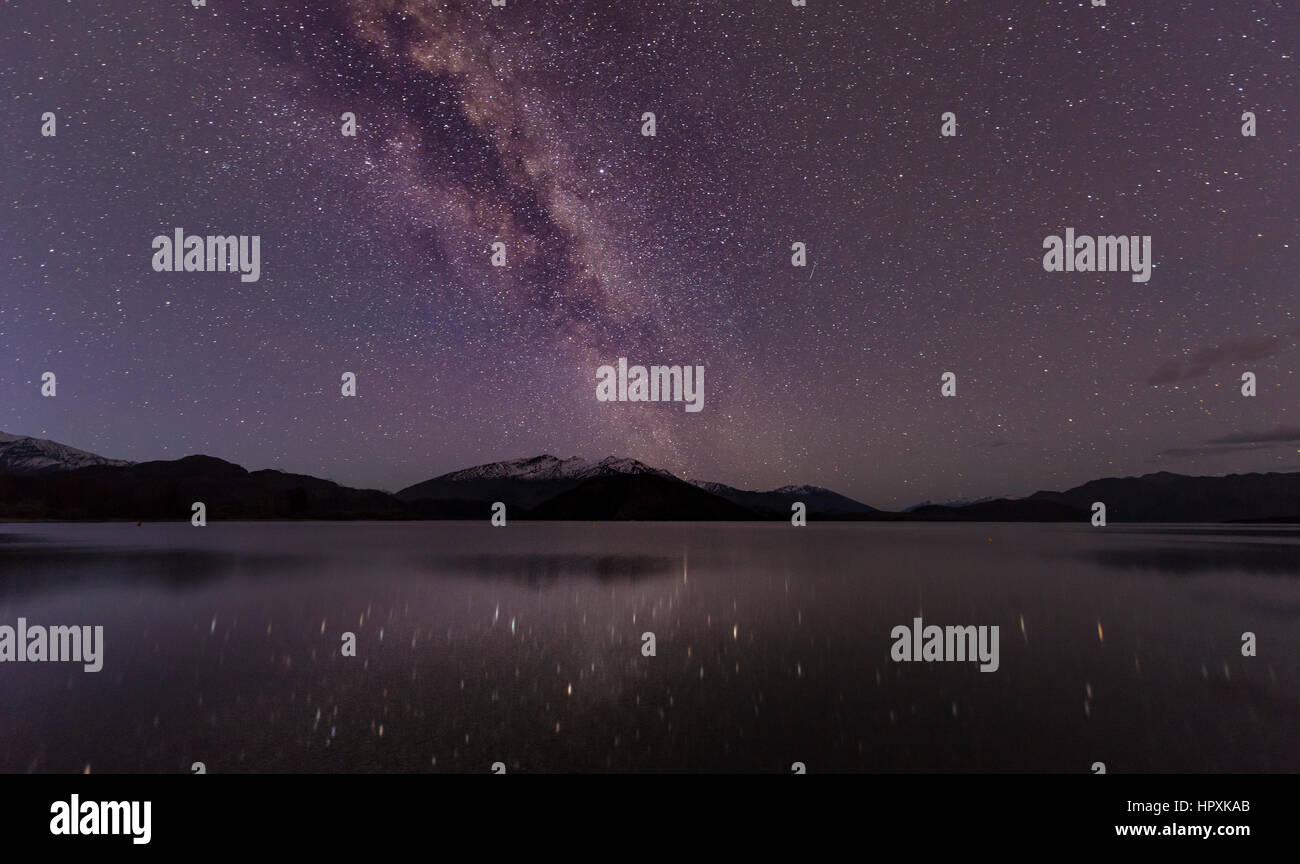 Scena Notturna, lago Wanaka con le stelle e la Via Lattea, stelle mirroring nell'acqua, Glendhu Bay, Otago Southland, Nuova Zelanda Foto Stock