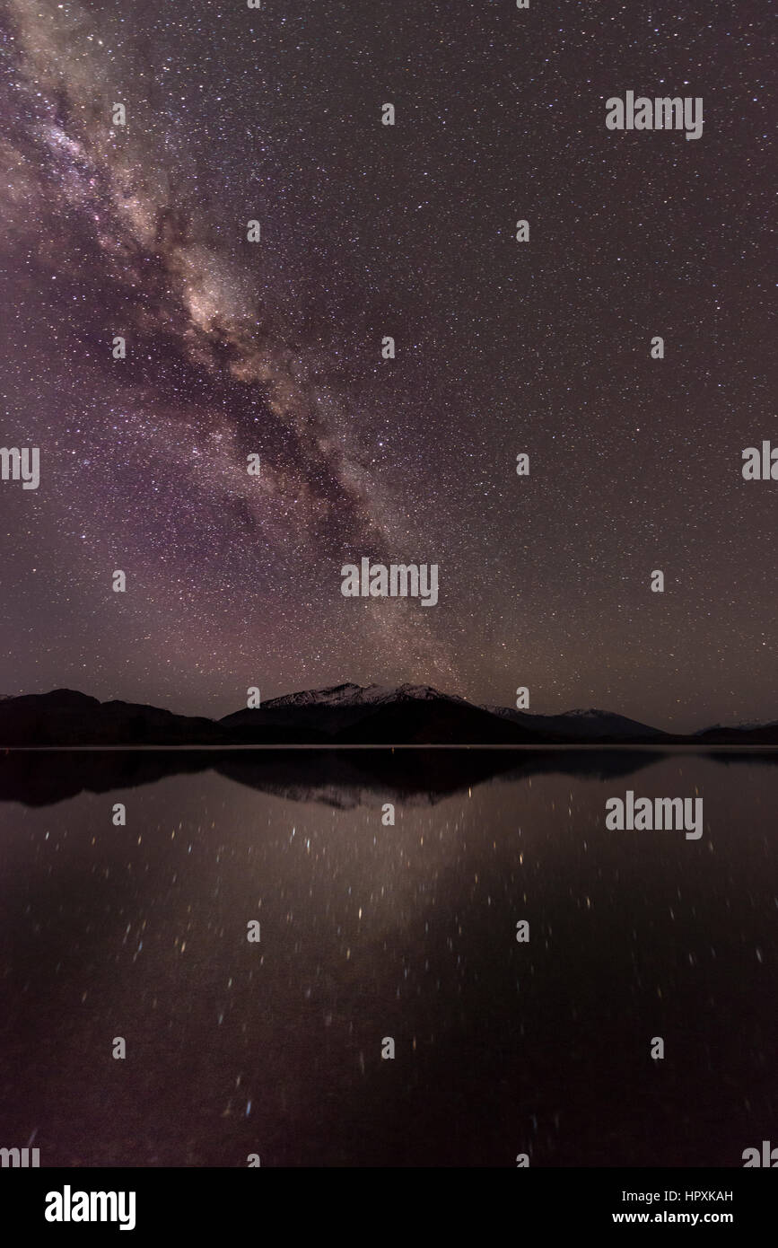 Scena Notturna, lago Wanaka con le stelle e la Via Lattea, stelle mirroring nell'acqua, Glendhu Bay, Otago Southland, Nuova Zelanda Foto Stock