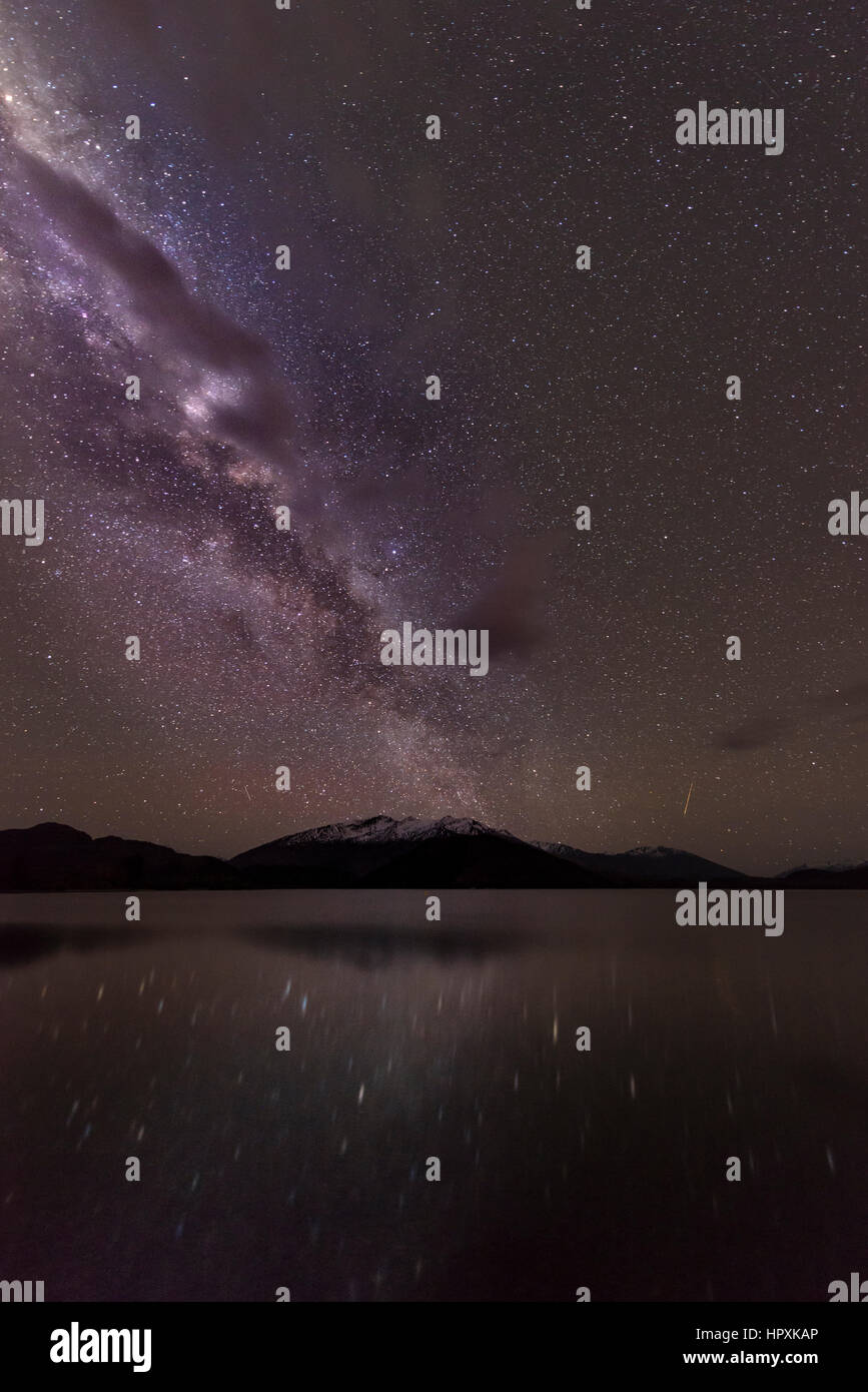 Scena Notturna, lago Wanaka con le stelle e la Via Lattea, stelle mirroring nell'acqua, Glendhu Bay, Otago Southland, Nuova Zelanda Foto Stock