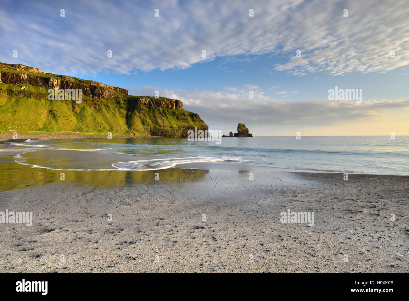 Il mare e la spiaggia di Talisker Bay, scogliere e rocce, Isola di Skye in Scozia, Regno Unito Regno Unito Foto Stock