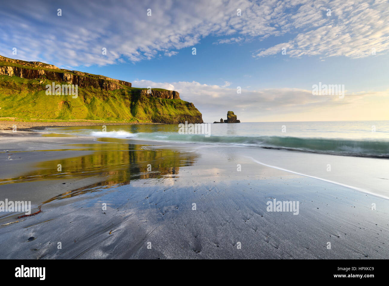 Il mare e la spiaggia di Talisker Bay, scogliere e rocce, Isola di Skye, Scotland, Regno Unito Foto Stock