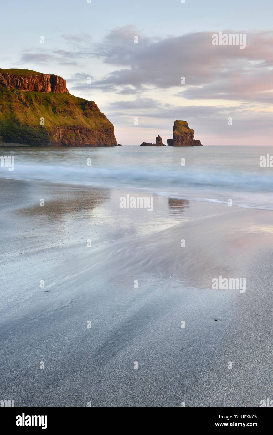 Il mare e la spiaggia di Talisker Bay, scogliere e rocce, Isola di Skye, Scotland, Regno Unito Foto Stock