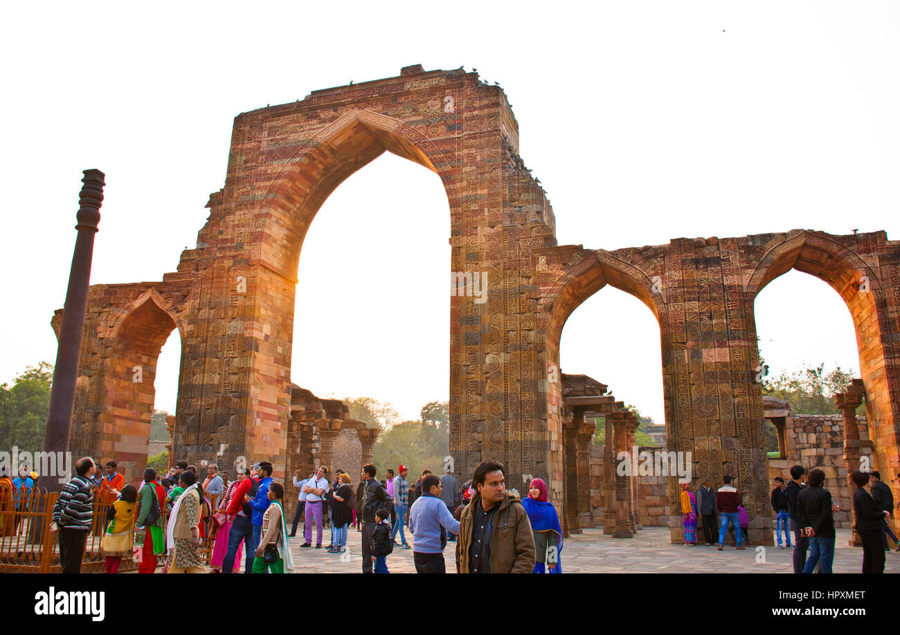 Colonna di ferro nel cortile di un monumento, Qutub Minar, New Delhi, India Foto Stock