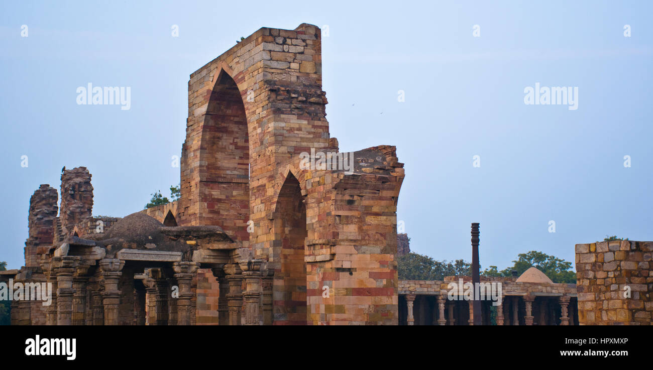 Colonna di ferro nel cortile di un monumento, Qutub Minar, New Delhi, India Foto Stock