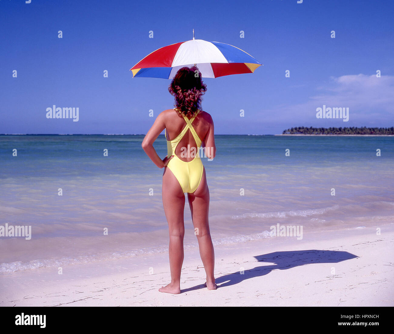 Giovane donna sulla spiaggia tropicale, Repubblica Dominicana, Antille Maggiori, dei Caraibi Foto Stock